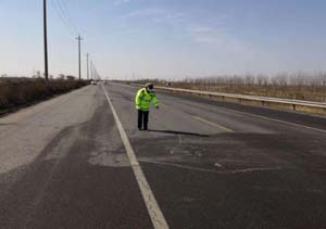 濱海新區(qū)民警深入查找在道路渠化、交通設(shè)施、交通標(biāo)志等方面是否存在隱患？