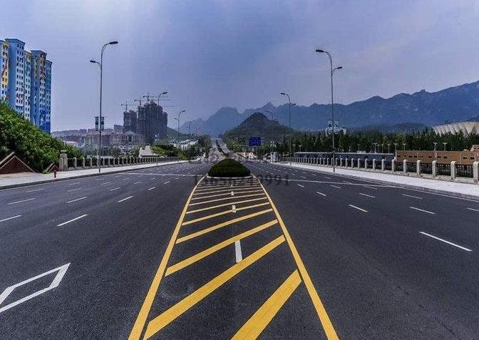鎮(zhèn)江道路劃線，鎮(zhèn)江道路劃線施工單位？飛揚(yáng)市政專業(yè)可靠！