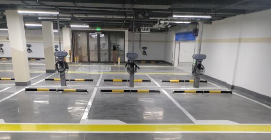 蘇州車位劃線，飛揚(yáng)專業(yè)施工團(tuán)隊(duì)